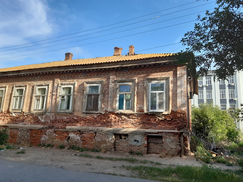 В Астрахани требуют расселить и снести 32 аварийных дома