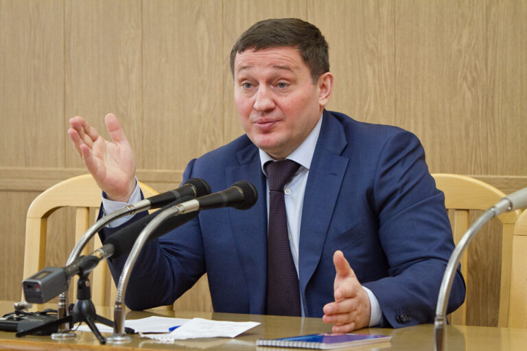 Обнародованы годовые доходы губернатора Волгоградской области и его семьи