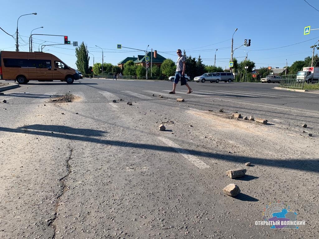 В Волжском неизвестный водитель большегруза засыпал дорогу строительным мусором