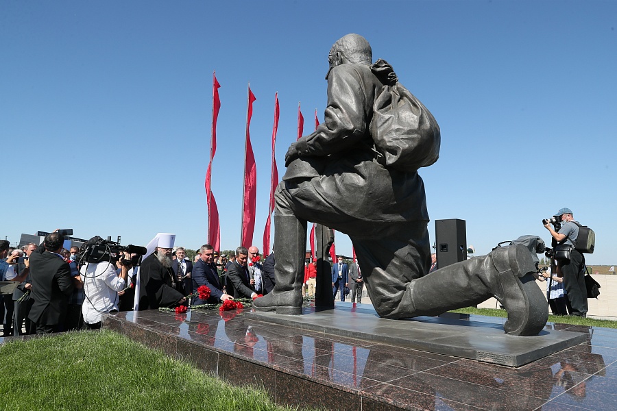 Волгоградский губернатор принял участие в открытии памятника «Самбекские высоты» в Ростовской области