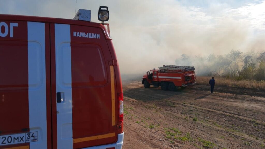Спасатели до ночи тушили пожар в Дубовском районе