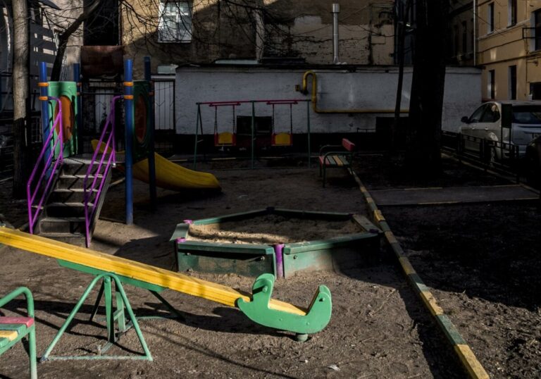 Трагедия на детской площадке: в Астрахани 11-летнего мальчика придавило бетонной плитой