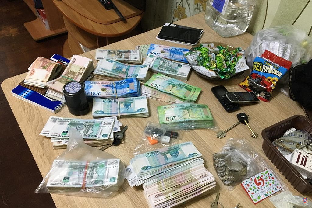 Волгоградские полицейские отыскали крупную партию поддельного алкоголя и сигарет