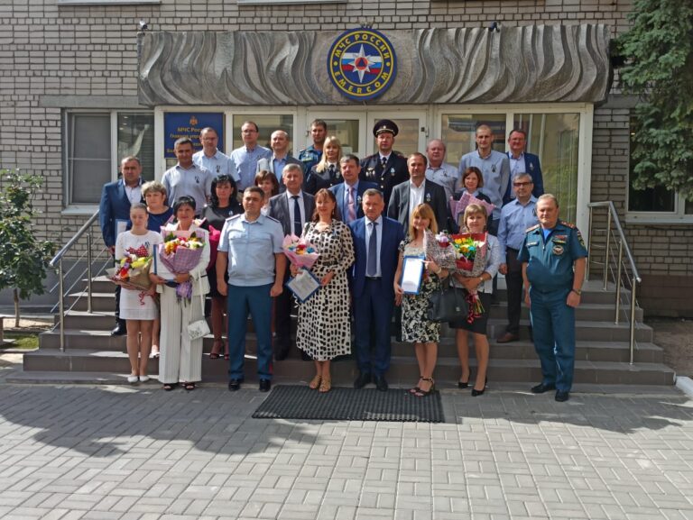 Волгоградских самоотверженных врачей наградили ведомственными медалями МЧС