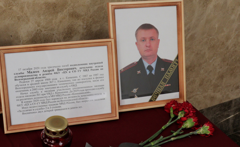 Волгоградская полиция простилась с двумя погибшими сотрудниками