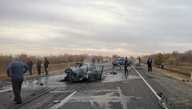 Под Волгоградом большегруз с цистерной протаранил две иномарки: пятеро пострадали