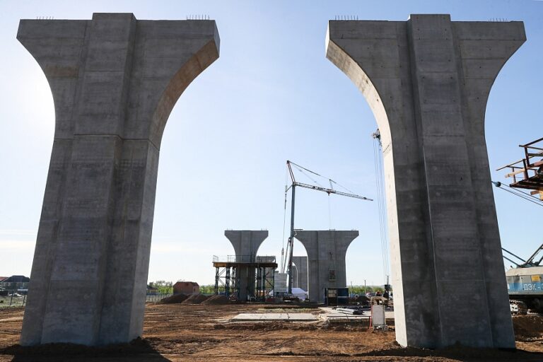 Для будущего обхода Волгограда возвели 13 опор будущего моста через ВДСК