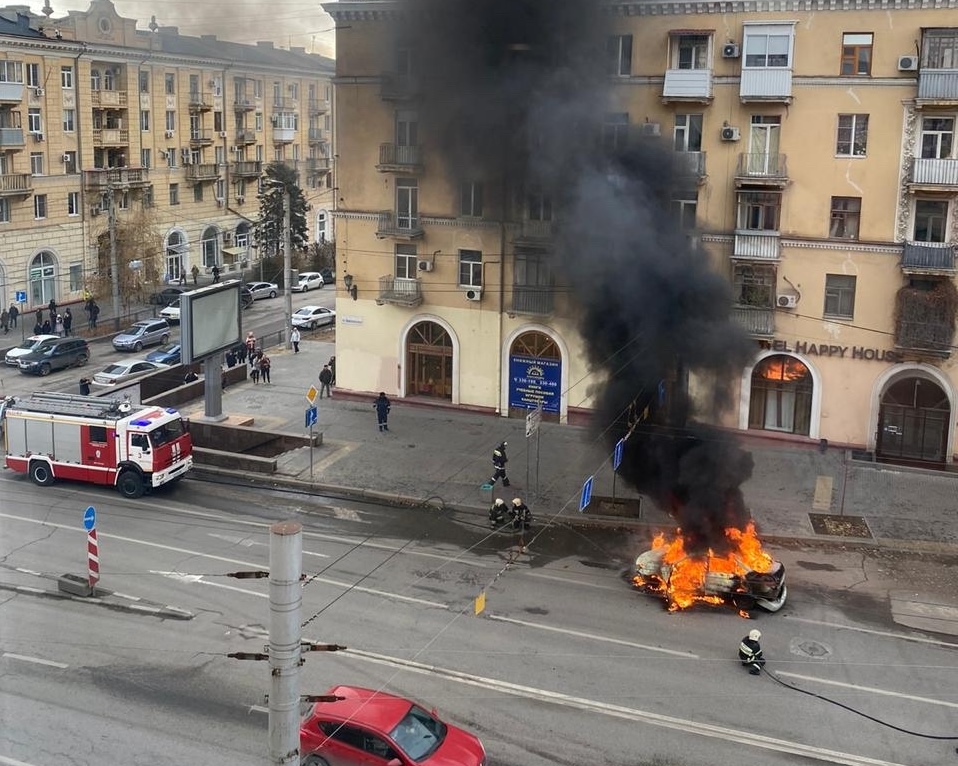 В центре Волгограда на дороге вспыхнул легковой автомобиль
