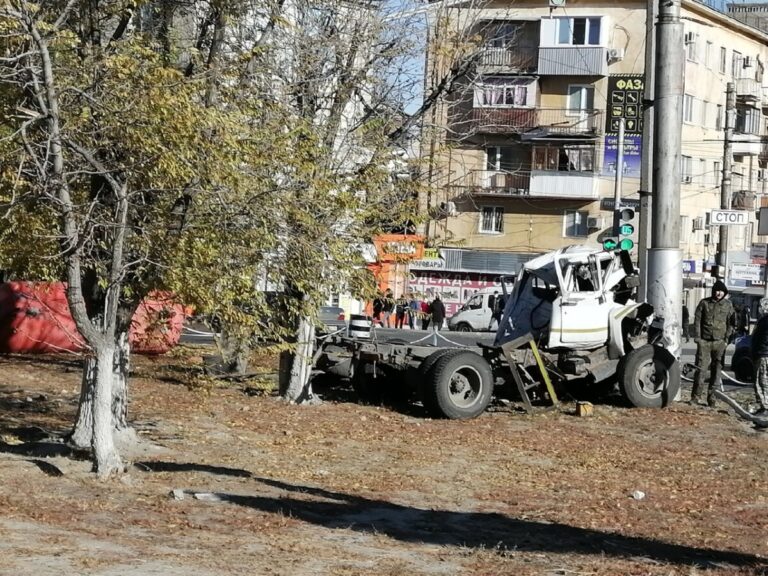 В Волгограде на улице Ополченской машина «Доставка воды» врезалась в столб