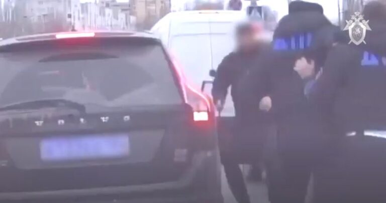 Волгоградский СК опубликовал видео нападения водителя с монтировкой на сотрудников ДПС