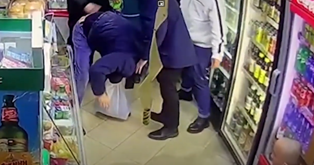 Продавец угрожал. Нападение школьника на продавщицу. Женщина напала на продавщица в магазине видео.