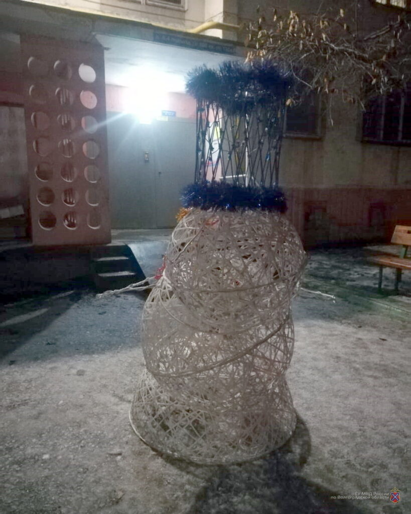  В Волгограде в отделение полиции Дзержинского района доставили снеговика-музыканта