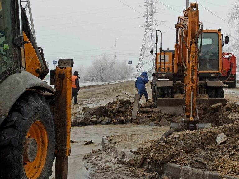 В Краснооктябрьском районе Волгограда прорвало водопровод рядом с проезжей частью