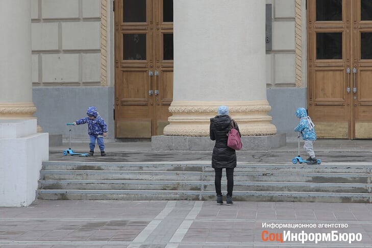 В Волгоградской области на новогодние выплаты детям потратят около миллиарда рублей