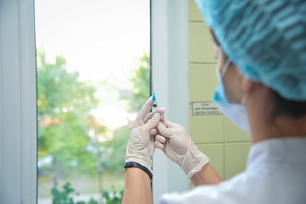 Стало известно, сотрудников каких больниц будут вакцинировать  от COVID-19 первыми в Волжском