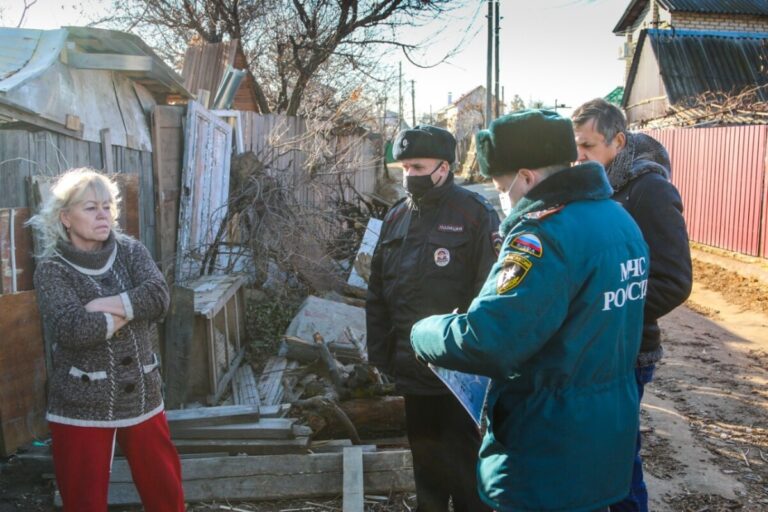 Жителей частного сектора Волгограда проверили на соблюдение правил пожарной безопасности