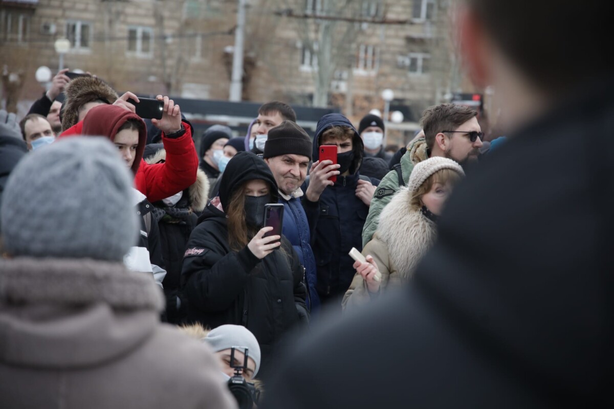 Около 200 человек: в Волгограде протестующие заполняют сквер на Порт-Саида
