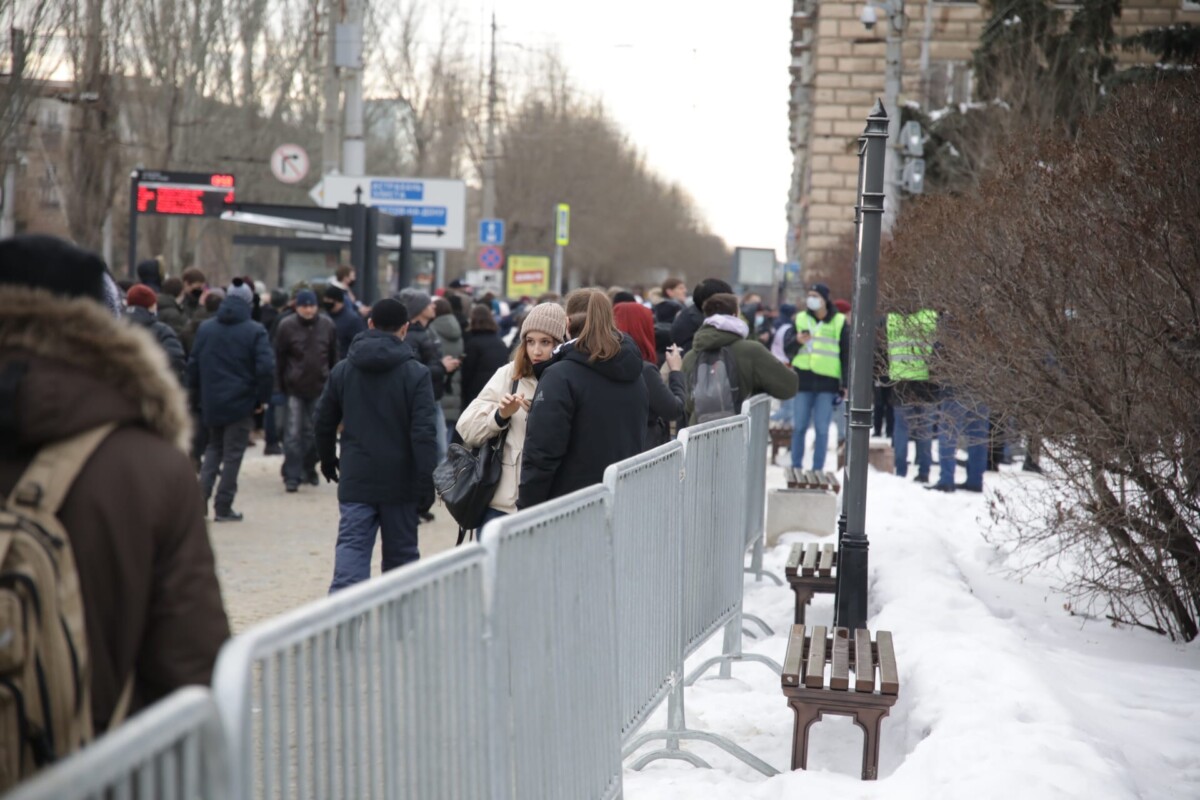 Около 200 человек: в Волгограде протестующие заполняют сквер на Порт-Саида