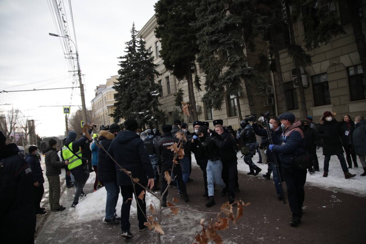 Начались задержания: протест в Волгограде принимает серьезный оборот (ВИДЕО)
