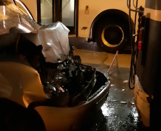 Автомобиль всмятку: в Волгограде легковая врезалась в троллейбус