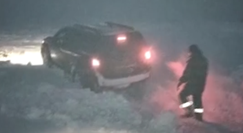 Волгоградские полицейские спасли водителя из снежного плена