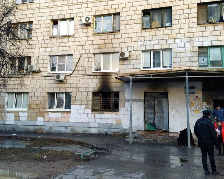 В Волжском из горящего общежития эвакуировали 50 человек