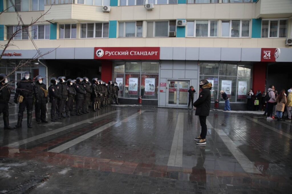 В Волгограде полицейские оттеснили протестующих от здания администрации (ВИДЕО)
