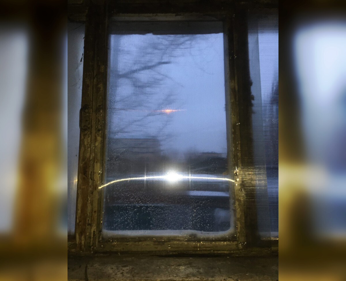 Так можно: в Волжском забитые пластиком окна горевшего общежития мэрию не смутили
