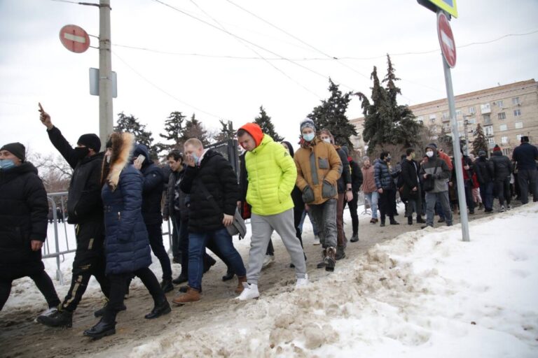 В Волгограде толпа протестующих отправилась к зданию администрации