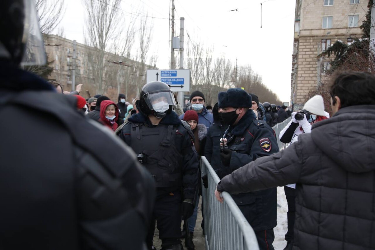 В Волгограде толпа протестующих отправилась к зданию администрации