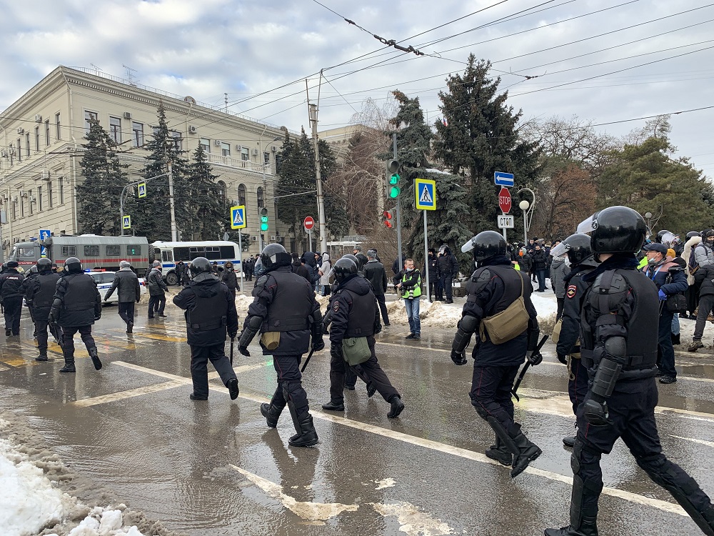 В Волгограде полицейские оттеснили протестующих от здания администрации (ВИДЕО)