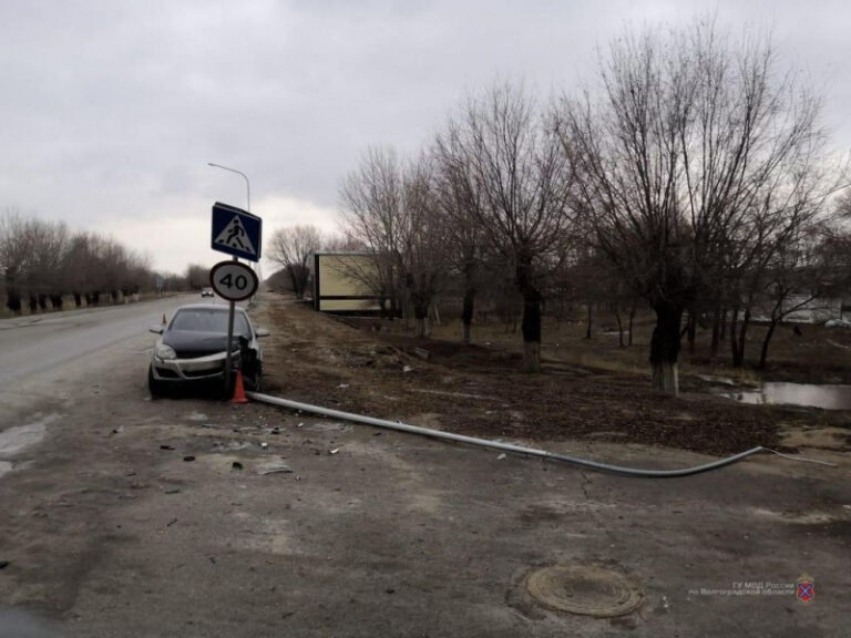 Под Волгоградом водитель из Крыма на скорости врезался в электрический столб