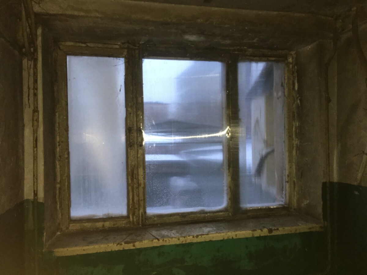 Сомнительное остекление: в Волжском окна пострадавшего от пожара общежития залатали пластиком