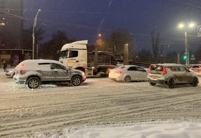 Обильные осадки вынуждают ограничить автомобильное движение в Волгоградской области