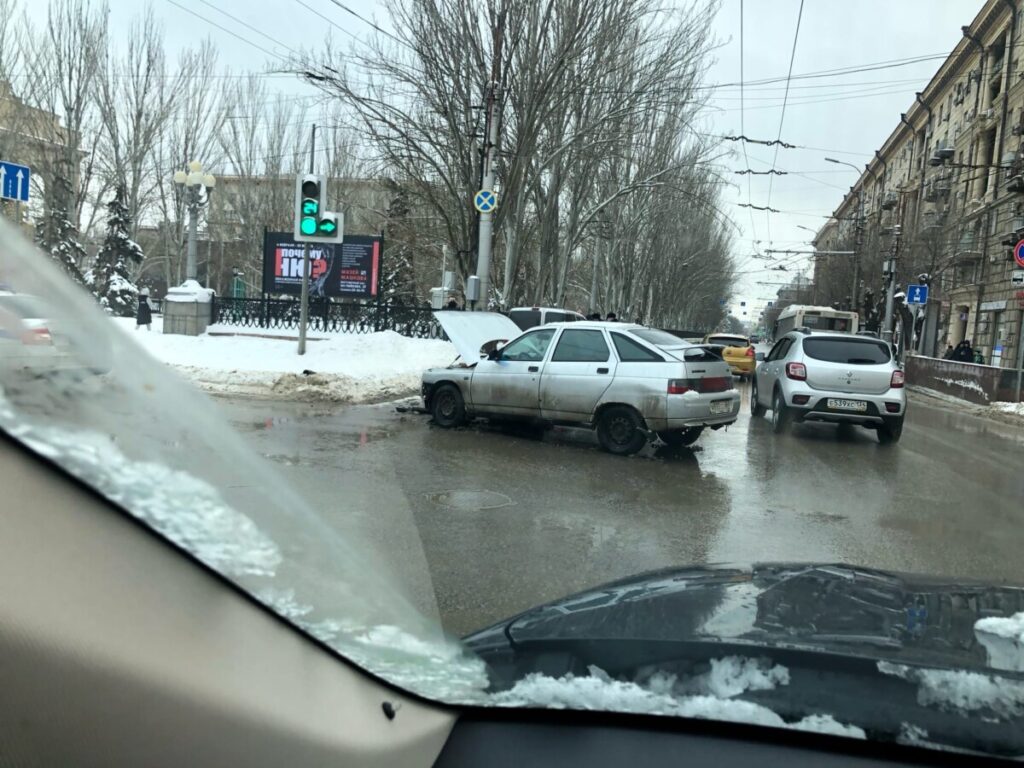 Центр Волгограда встал в пробке из-за страшной аварии