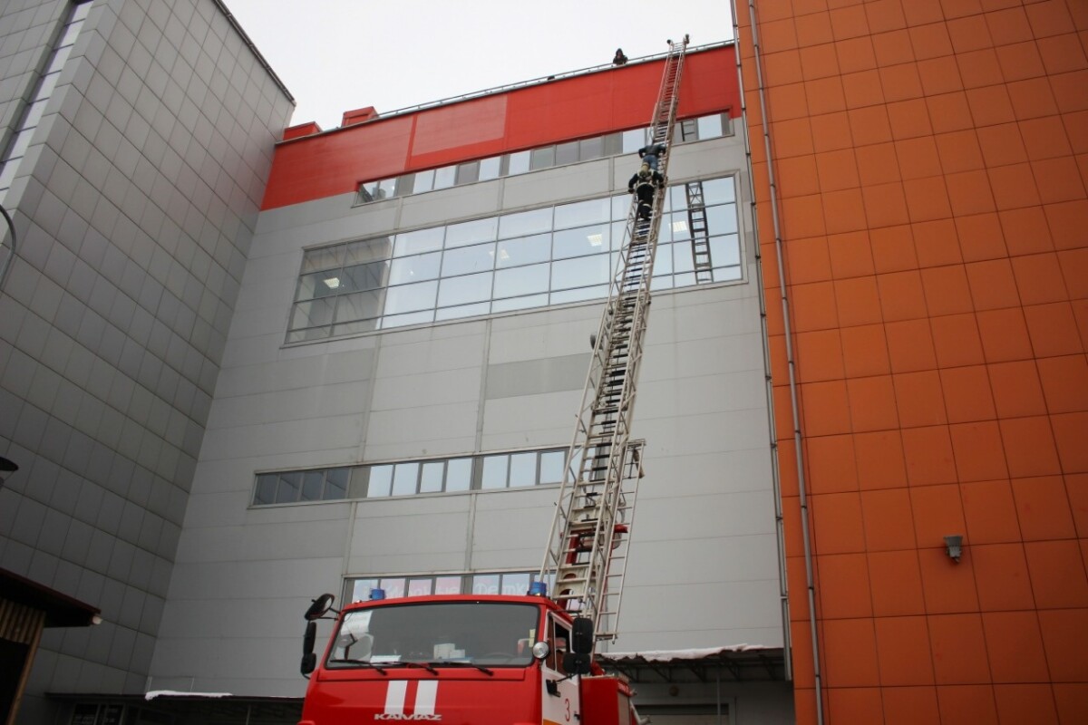 В Волгограде пожарные оцепили ТРЦ «Европа Сити Молл»