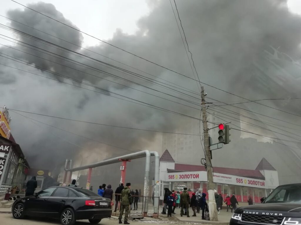 В Дзержинском районе Волгограда загорелся Качинский рынок (ВИДЕО)