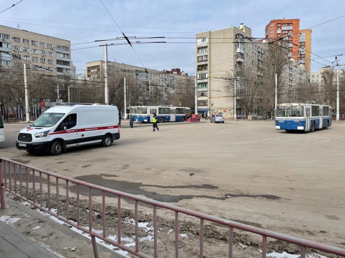 Есть пострадавшие: в Волгограде дорогу не поделили автобус и троллейбус