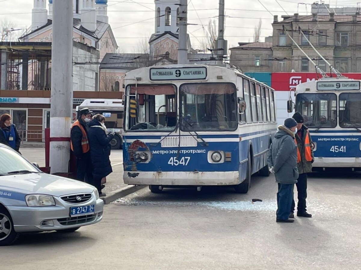 Есть пострадавшие: в Волгограде дорогу не поделили автобус и троллейбус