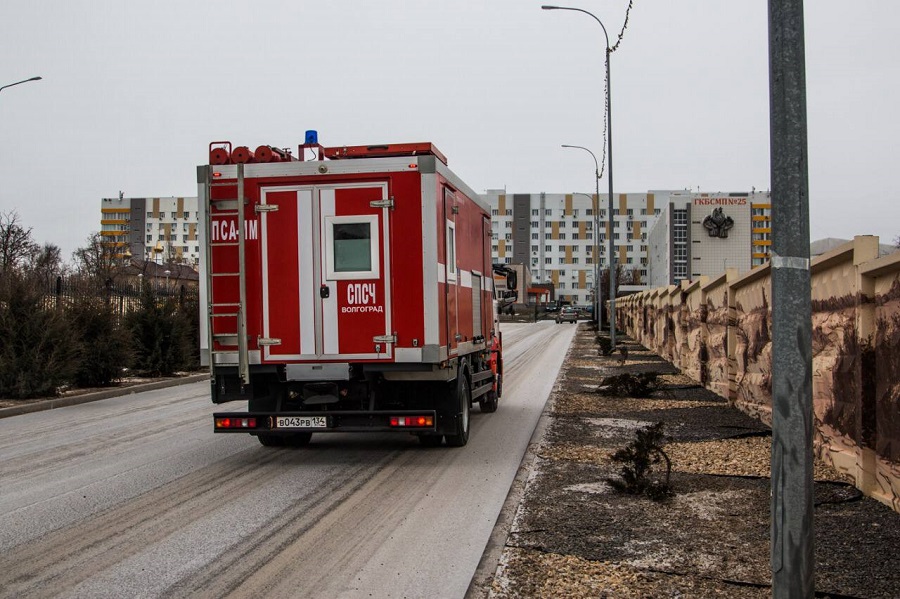 По колено в кипятке: спасавший людей в Волжском пожарный пошел на поправку