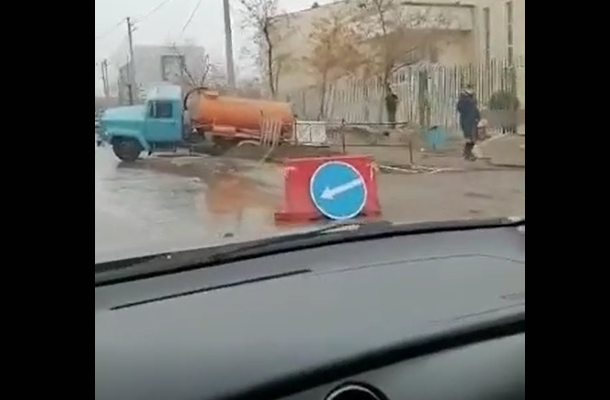 В центре Астрахани ассенизаторская машина ушла под землю