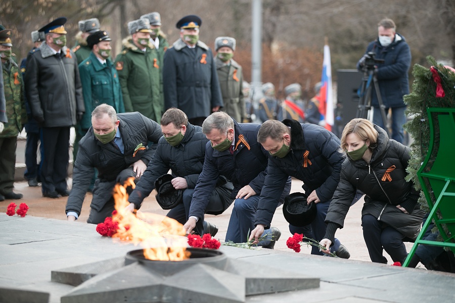 В память о защитниках Сталинграда: в Волгограде прошла официальная церемония у Вечного огня