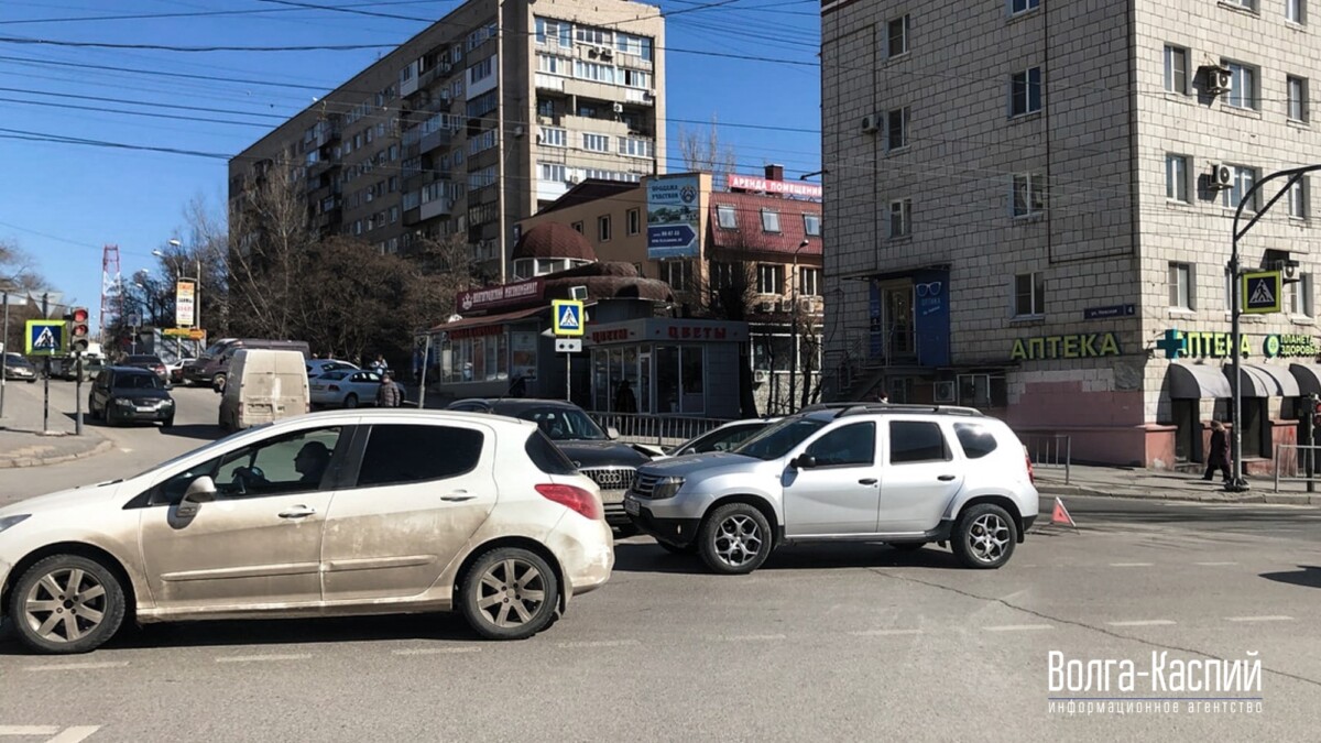 В Волгограде проехавший на красный свет водитель спровоцировал аварию