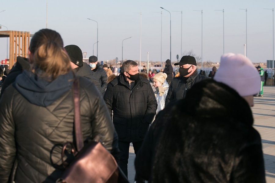 Губернатор и мэр замаскировались на празднике Масленицы в Волгограде