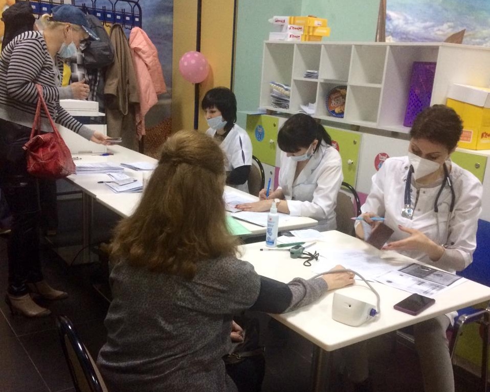 В торговом центре Волжского за выходные прививку от COVID-19 сделали более 70 человек