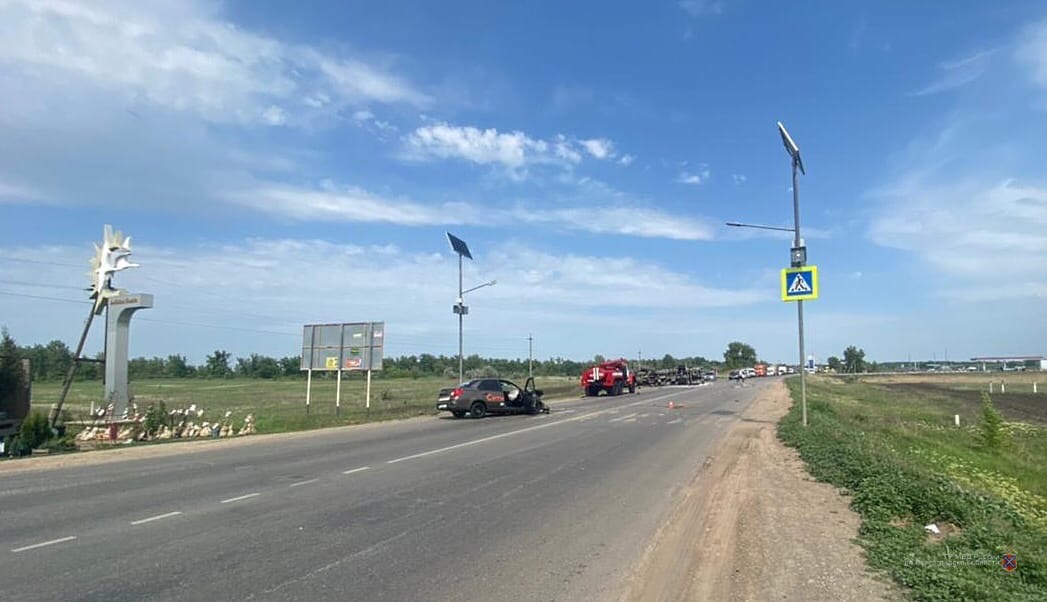 На дороге под Волгоградом такси протаранило большегруз: есть пострадавшие