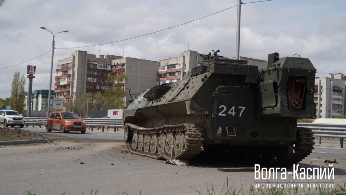 В Волгограде танк рухнул на дорогу с трала во время транспортировки