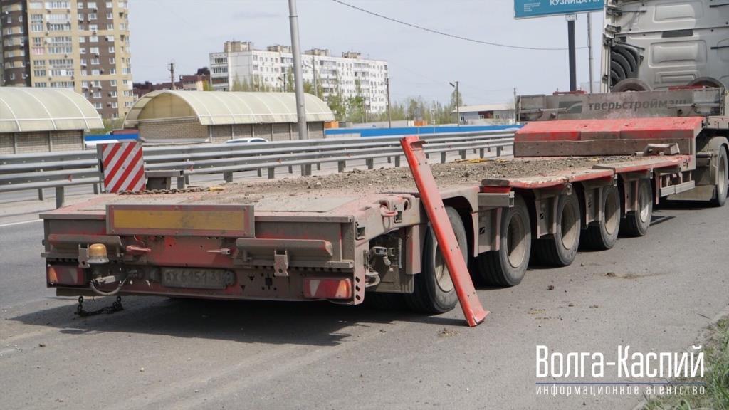 В Волгограде танк рухнул на дорогу с трала во время транспортировки