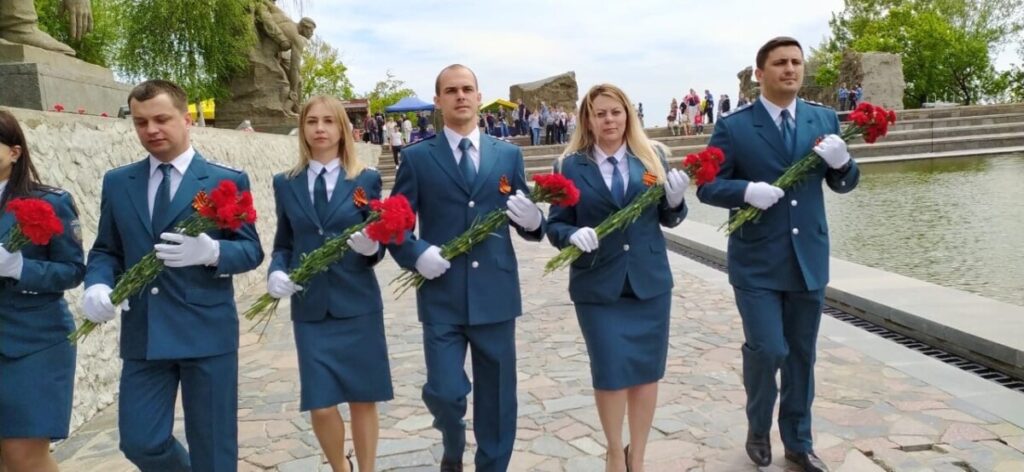 В Волгограде сотрудники УФНС возложили цветы на Мамаевом кургане