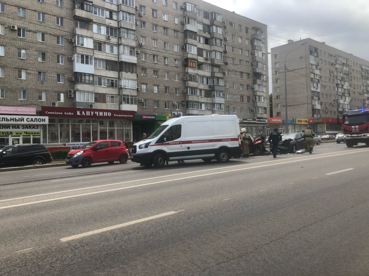 На месте ДТП «скорая» и пожарные: в Волгограде лоб в лоб встретились две иномарки